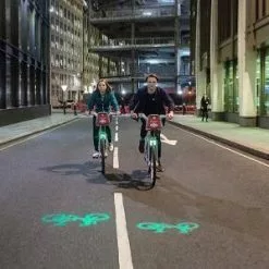 Beryl Éclairage Vélo Avec Laser De Signalisation - 300 Lum -Casques vélo Soldes blaze smartlights s1718 low res 30 web grande zoom