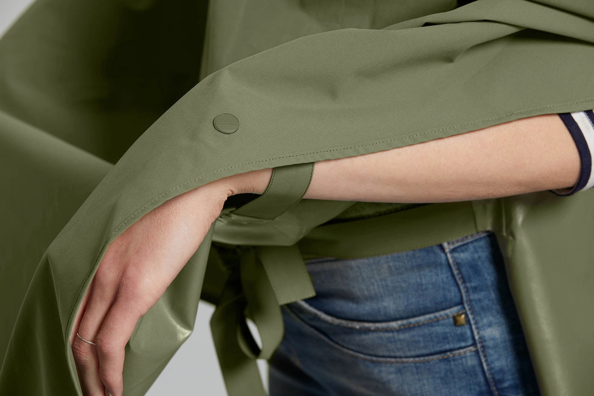 Cape De Pluie Basil Hoga 6 Cape De Pluie Basil Hoga – Image 6