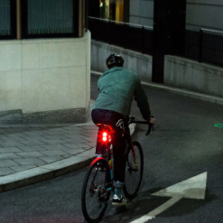 Beryl Éclairage Vélo Avec Laser De Signalisation - 300 Lum -Casques vélo Soldes capture zoom